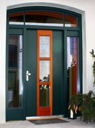 Haustüre mit zwei festen Seitenteile grün lackiert mit Lärchenholz