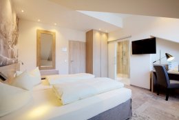 exklusives Doppelzimmer mit Foto Rückwand
 Eingebauter Kleiderschrank, Schiebe Element zum Bad