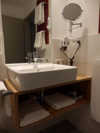 Beilngries, Rüster/Ulme furniertes auf Gehrung geschnittenes Multiplex Unterbauschrank mit Edelstahl Handtuchhalter für Aufsatz Waschbecken
 